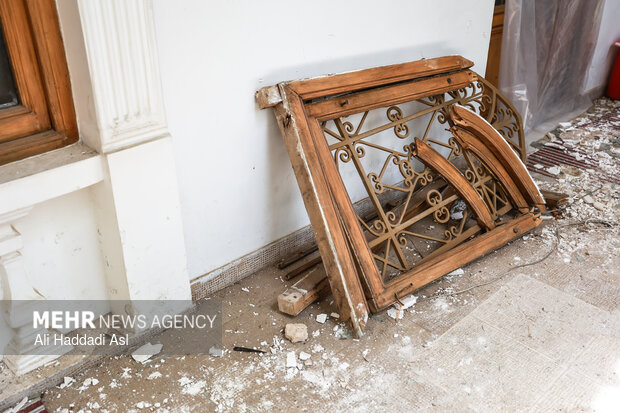 بازدید اصحاب رسانه از خسارات برجا مانده از جنگ رمضان در کاخ سعدآباد