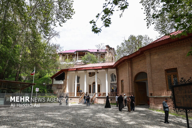 بازدید اصحاب رسانه از خسارات برجا مانده از جنگ رمضان در کاخ سعدآباد