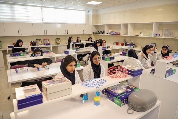 مدارس الجيل الرابع في إيران: فصول دراسية مجهزة بالروبوتات والذكاء الاصطناعي والواقع الافتراضي