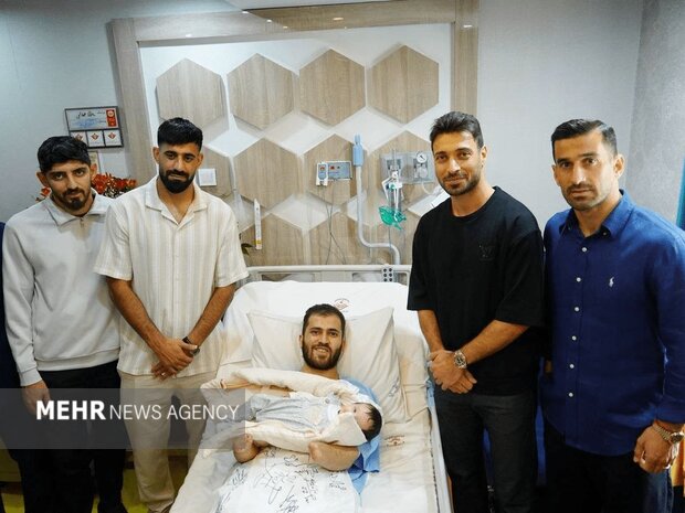 اعضای تیم ملی فوتبال با «جانباز بزرگ ایران» دیدار کردند