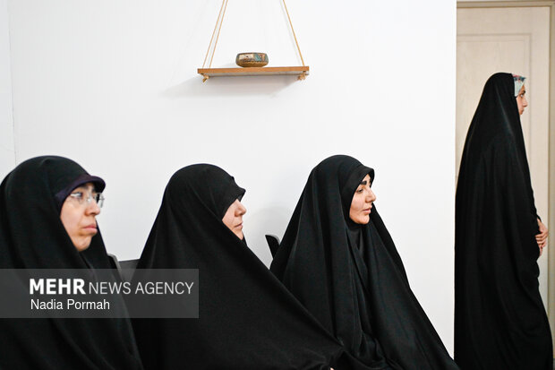 حضور اعضای حوزه علمیه خواهران کرج در منزل مهدیه اسفندیاری