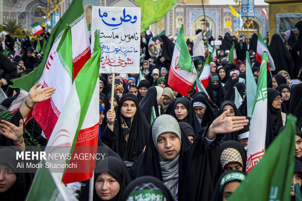 اجتماع جوانان و نوجوانان مشهدی در حرم مطهر رضوی