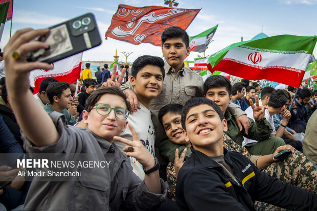 اجتماع جوانان و نوجوانان مشهدی در حرم مطهر رضوی