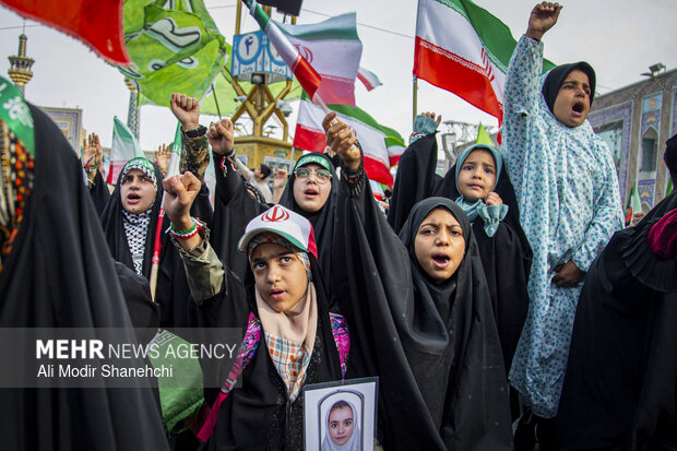 اجتماع جوانان و نوجوانان مشهدی در حرم مطهر رضوی