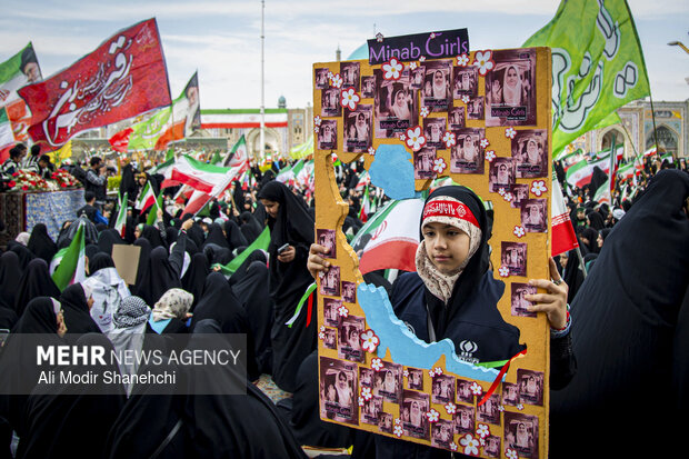 اجتماع جوانان و نوجوانان مشهدی در حرم مطهر رضوی