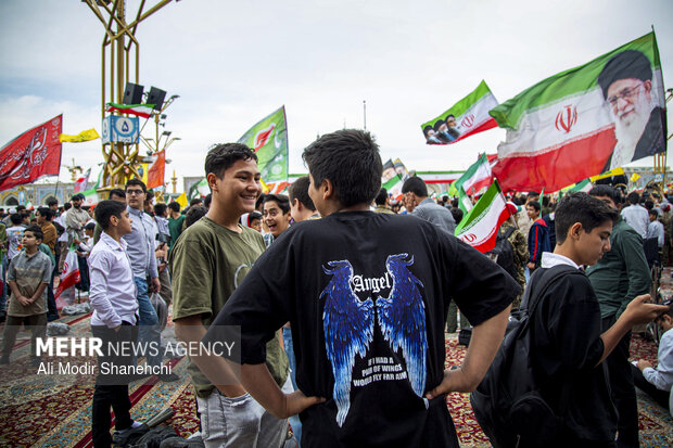 اجتماع جوانان و نوجوانان مشهدی در حرم مطهر رضوی