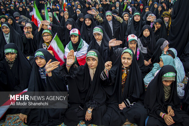 اجتماع جوانان و نوجوانان مشهدی در حرم مطهر رضوی