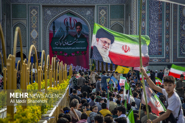 اجتماع جوانان و نوجوانان مشهدی در حرم مطهر رضوی