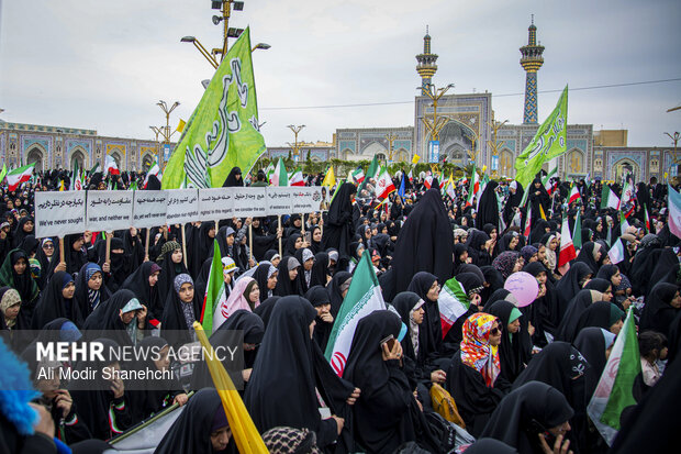 اجتماع جوانان و نوجوانان مشهدی در حرم مطهر رضوی