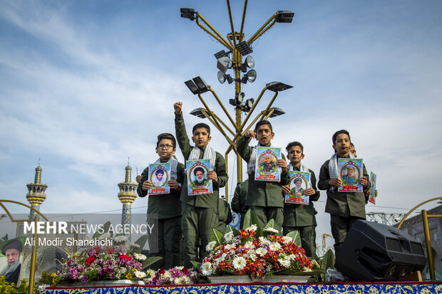 اجتماع جوانان و نوجوانان مشهدی در حرم مطهر رضوی
