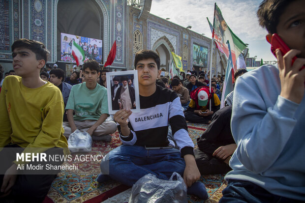 اجتماع جوانان و نوجوانان مشهدی در حرم مطهر رضوی