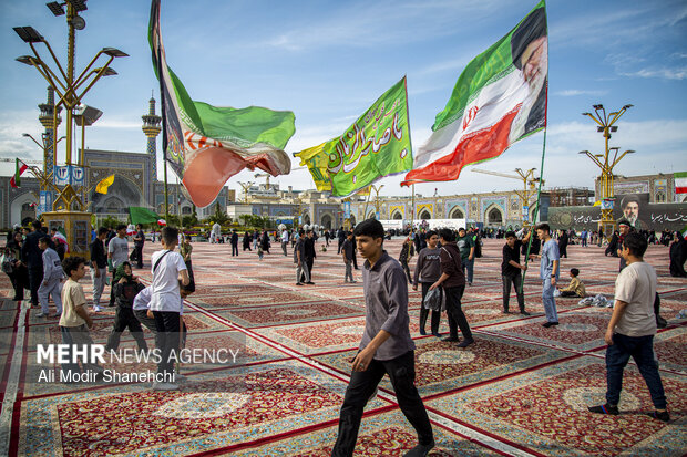اجتماع جوانان و نوجوانان مشهدی در حرم مطهر رضوی