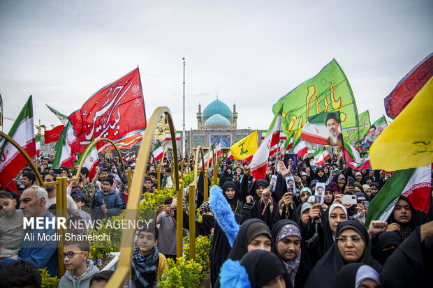 اجتماع جوانان و نوجوانان مشهدی در حرم مطهر رضوی