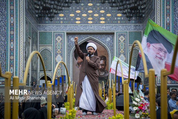 اجتماع جوانان و نوجوانان مشهدی در حرم مطهر رضوی