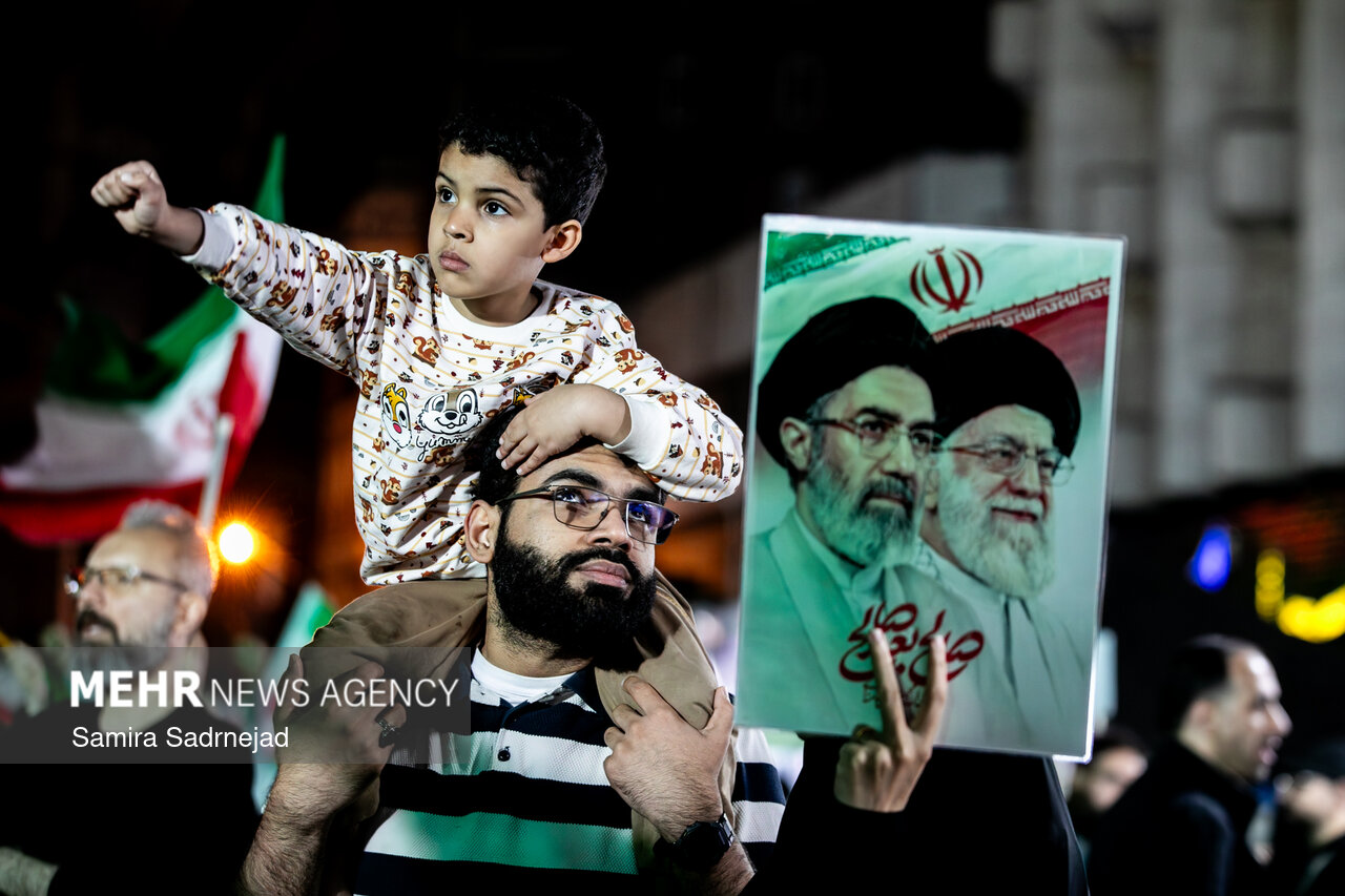 اجتماع حمایت از رزمندگان در مقابله با دشمن آمریکایی – صهیونی