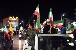 حماسه ایستادگی و پرچم داری مردم کرمان در میدان آزادی