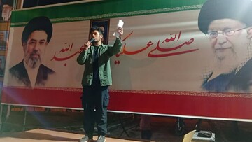 شعر خوانی نوجوان بیجاری در اجتماع خیابانی