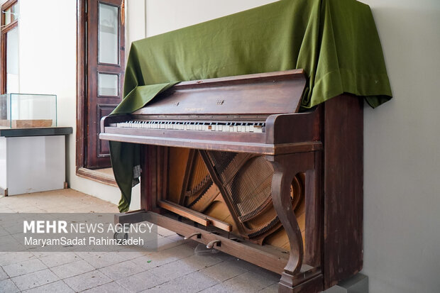 خسارت حمله دشمن به موزه تاریخ آموزش و پرورش فارس