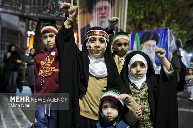 نمایش پهپاد شاهد ۱۳۶ در اجتماع شبانه مردم تبریز