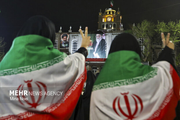 نمایش پهپاد شاهد ۱۳۶ در اجتماع شبانه مردم تبریز