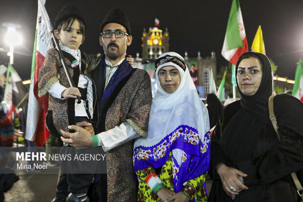 نمایش پهپاد شاهد ۱۳۶ در اجتماع شبانه مردم تبریز