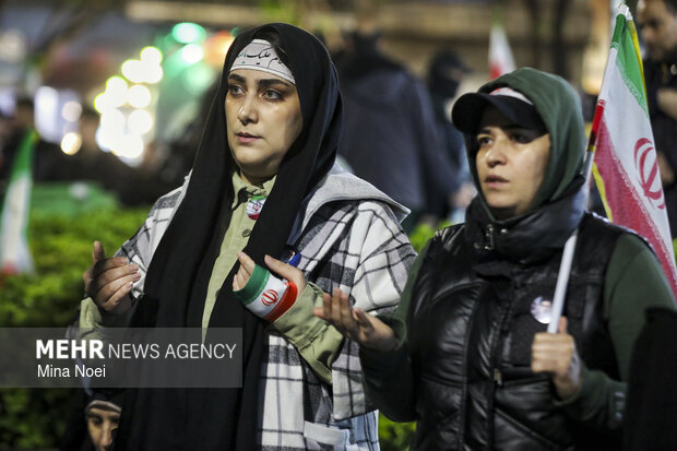 نمایش پهپاد شاهد ۱۳۶ در اجتماع شبانه مردم تبریز