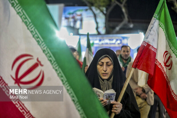 نمایش پهپاد شاهد ۱۳۶ در اجتماع شبانه مردم تبریز
