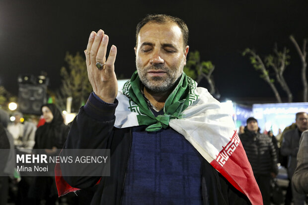 نمایش پهپاد شاهد ۱۳۶ در اجتماع شبانه مردم تبریز