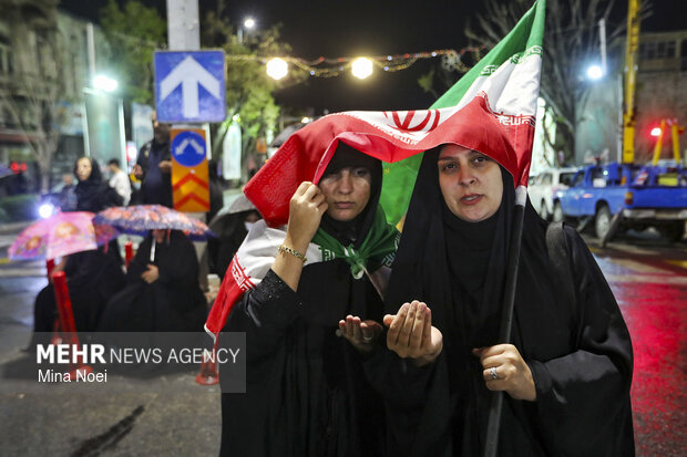 نمایش پهپاد شاهد ۱۳۶ در اجتماع شبانه مردم تبریز