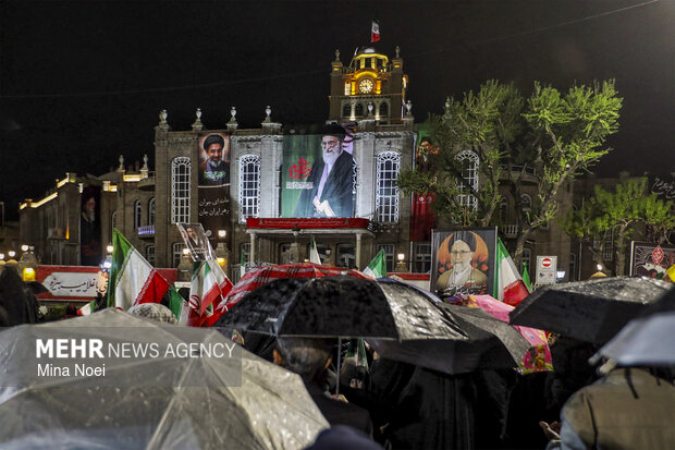 نمایش پهپاد شاهد ۱۳۶ در اجتماع شبانه مردم تبریز