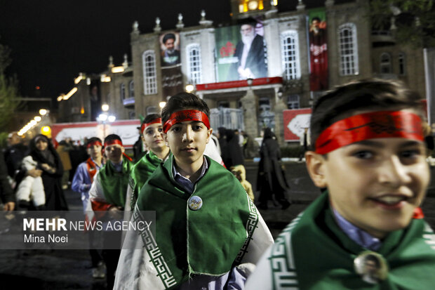 نمایش پهپاد شاهد ۱۳۶ در اجتماع شبانه مردم تبریز