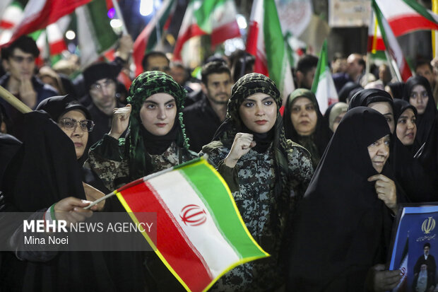 نمایش پهپاد شاهد ۱۳۶ در اجتماع شبانه مردم تبریز