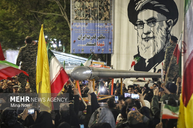 نمایش پهپاد شاهد ۱۳۶ در اجتماع شبانه مردم تبریز