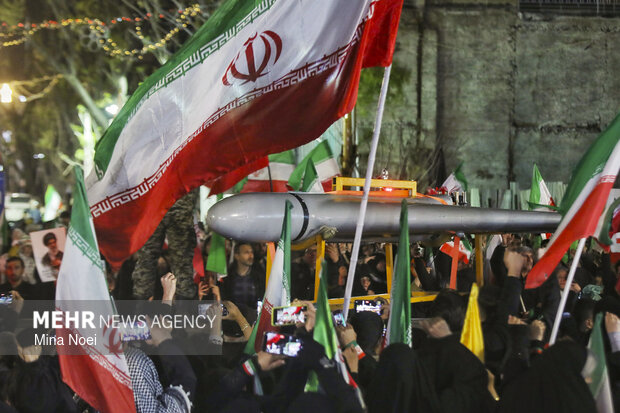 نمایش پهپاد شاهد ۱۳۶ در اجتماع شبانه مردم تبریز