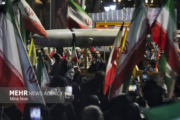 نمایش پهپاد شاهد ۱۳۶ در اجتماع شبانه مردم تبریز