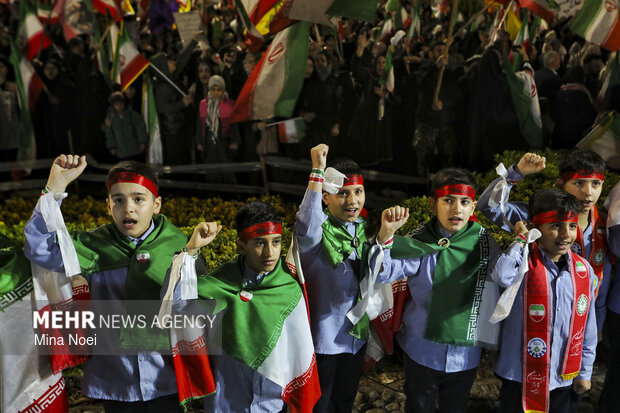 نمایش پهپاد شاهد ۱۳۶ در اجتماع شبانه مردم تبریز