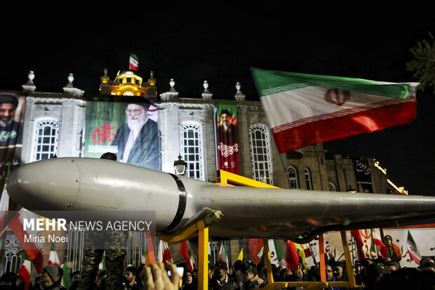نمایش پهپاد شاهد ۱۳۶ در اجتماع شبانه مردم تبریز