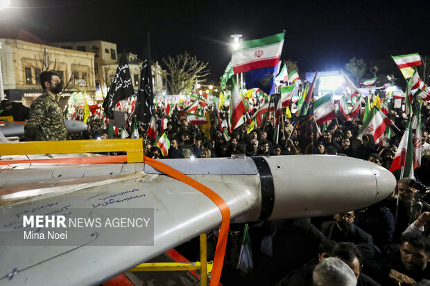 نمایش پهپاد شاهد ۱۳۶ در اجتماع شبانه مردم تبریز