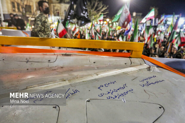 نمایش پهپاد شاهد ۱۳۶ در اجتماع شبانه مردم تبریز