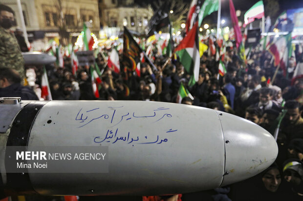 نمایش پهپاد شاهد ۱۳۶ در اجتماع شبانه مردم تبریز