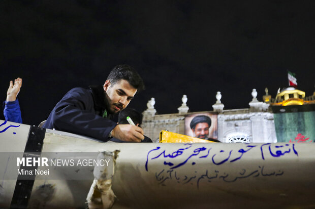 نمایش پهپاد شاهد ۱۳۶ در اجتماع شبانه مردم تبریز