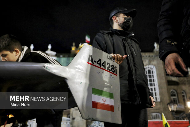 نمایش پهپاد شاهد ۱۳۶ در اجتماع شبانه مردم تبریز