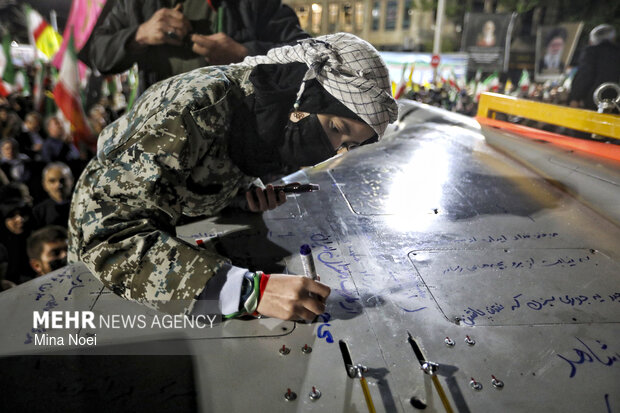 نمایش پهپاد شاهد ۱۳۶ در اجتماع شبانه مردم تبریز