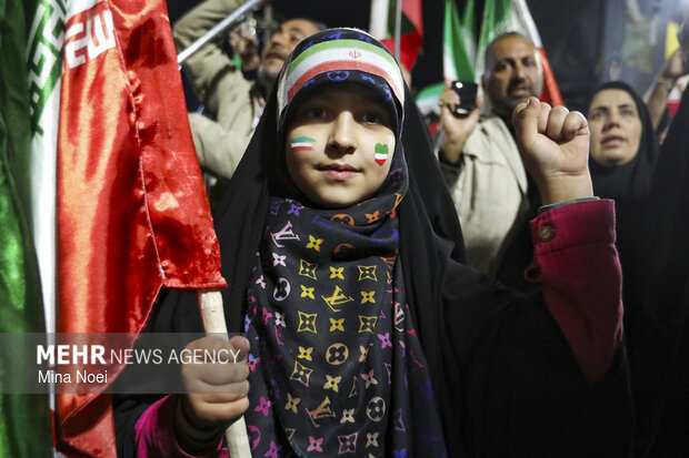 نمایش پهپاد شاهد ۱۳۶ در اجتماع شبانه مردم تبریز