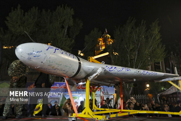 نمایش پهپاد شاهد ۱۳۶ در اجتماع شبانه مردم تبریز