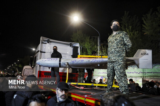 نمایش پهپاد شاهد ۱۳۶ در اجتماع شبانه مردم تبریز