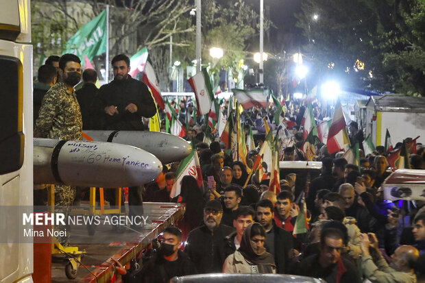 نمایش پهپاد شاهد ۱۳۶ در اجتماع شبانه مردم تبریز