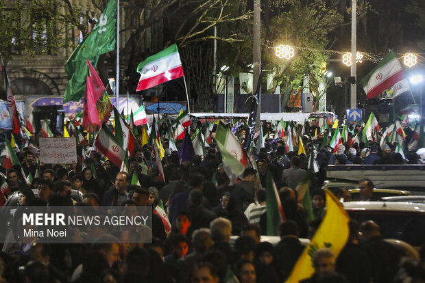 نمایش پهپاد شاهد ۱۳۶ در اجتماع شبانه مردم تبریز