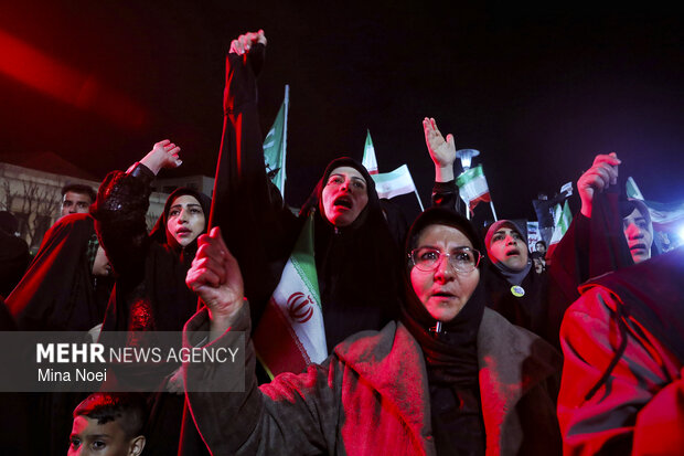 نمایش پهپاد شاهد ۱۳۶ در اجتماع شبانه مردم تبریز