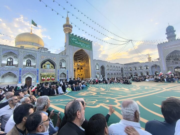 رونمایی از ابرپرچم نقشه ایران در حرم رضوی